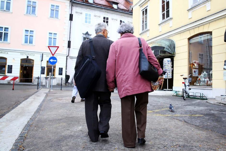 starejši upokojenci par