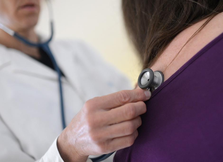 Zdravnik, pregled v ambulanti | Avtor: Profimedia