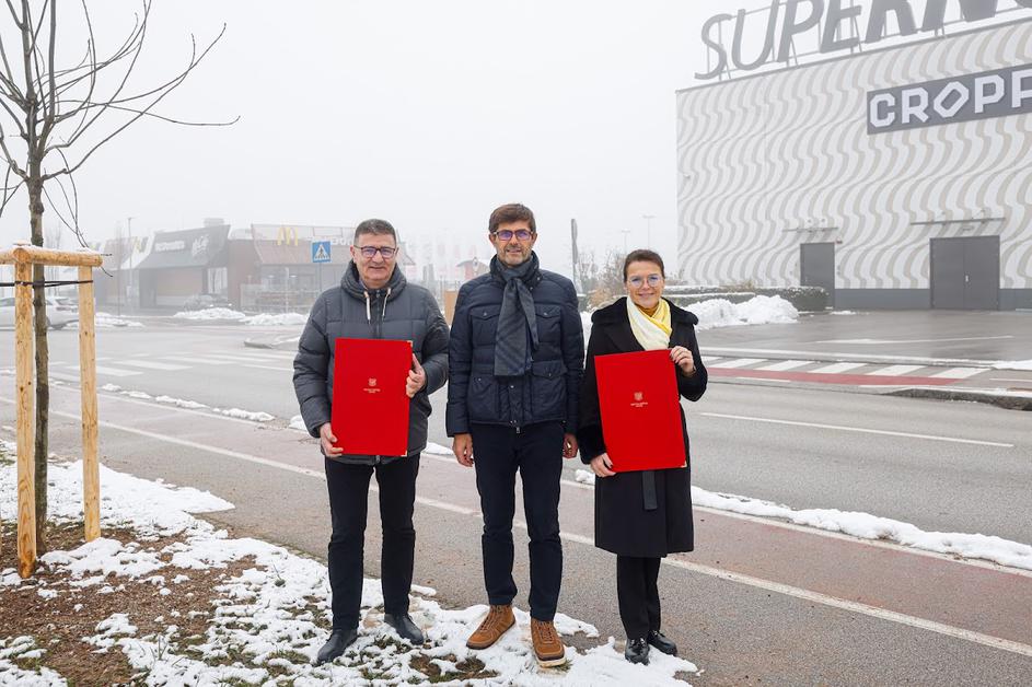 Župan Matjaž Rakovec, Srđan Krumpak iz McDonalds, Meta Ahačič iz podjetja Supernova