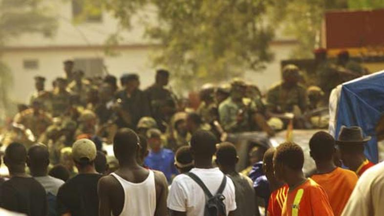 Na ulicah Conakryja so se med civiliste pomešali vojaki.