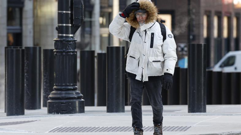 hud mraz v Chicagu toplo oblečen moški hodi po ulici