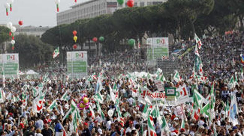 Policija ni potrdila števila protestnikov, ki so prepričani, da bo skušal Berlus