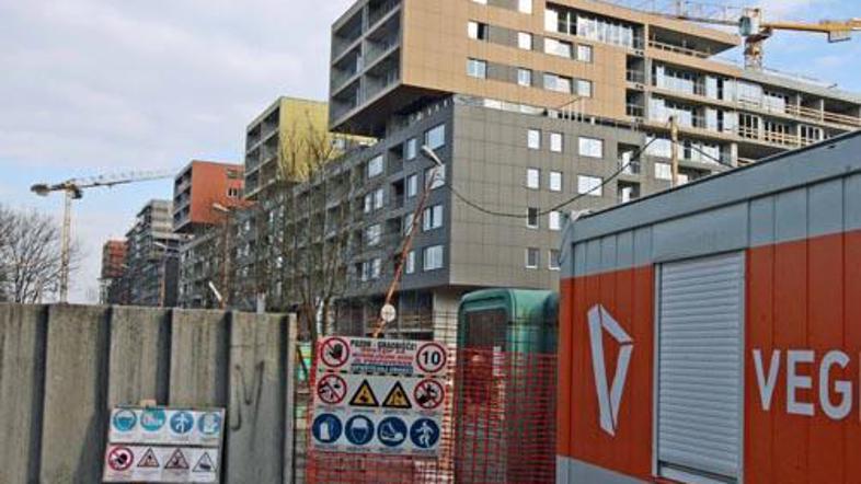 Če kupujete stanovanje, strokovnjaki pravijo, da še malo počakajte. Kriza že moč