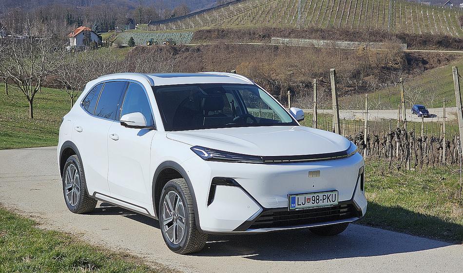 Kitajska dvoživka stavi na veliko opreme in tudi ceno