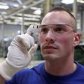 Volkswagnovi delavci s tehnološkimi 3D očali