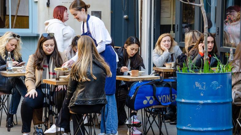 Novice: Teh del se mladi izogibajo - Lokal