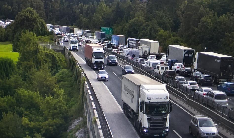 Trije mrtvi v hudi nesreči na avtocesti, dva so odpeljali v bolnišnico