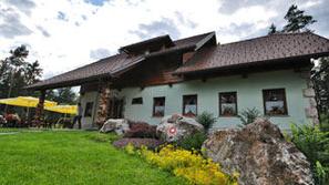 V planinskem domu ima gostilno Slovenski hram Janez Pavec, s. p., sicer član sku