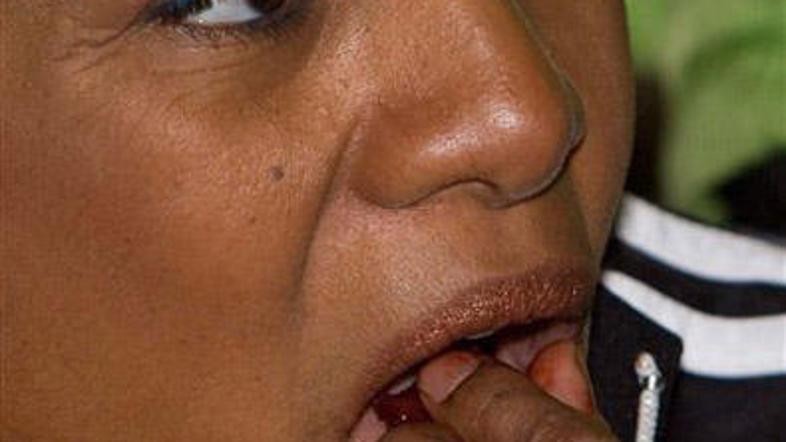 Kanadska guvernerka je v znak protesta pojedla surovo meso tjulnja.