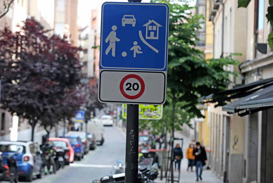 Omejitev hitrosti znak 30 | Avtor: Profimedia