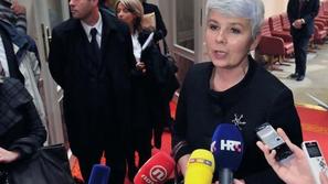 Hrvaška premierka Jadranka Kosor je nagovorila poslance, ki so v večernih urah z