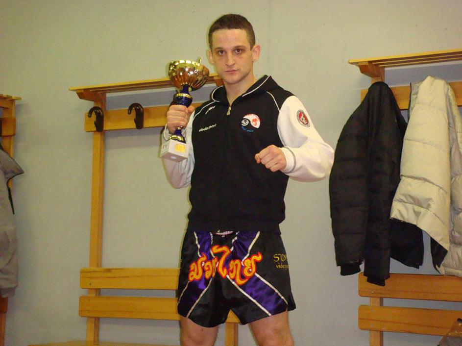 Miran Fabjan s pokalom, ki ga je prejel za zmago. (Foto: Žiga Švigelj)