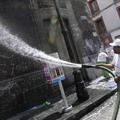 Vladni delavci čistijo zgradbe v glavnem mehiškem mestu.