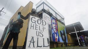 Eden izmed plakatov protestnikov: "Bog nam pomagaj vsem." (Foto: Epa)