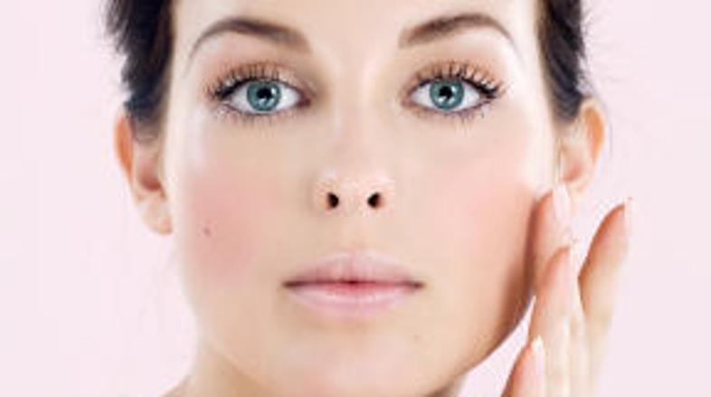 Pred nanosom ličil počakajte toliko časa, da se krema dobro vpije.