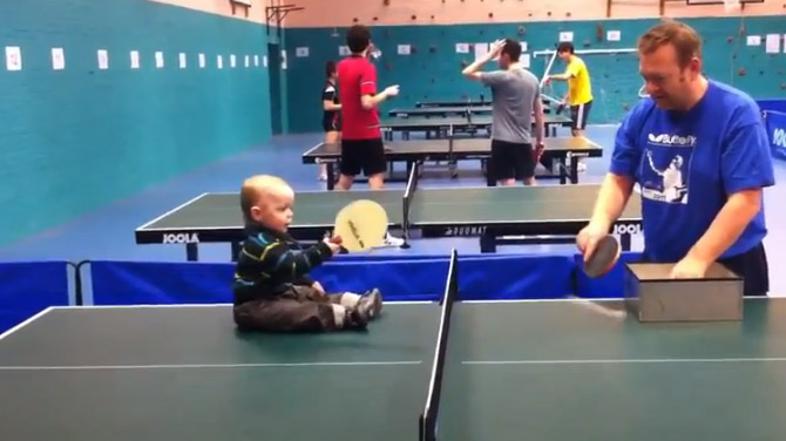 Malček obvlada namizni tenis