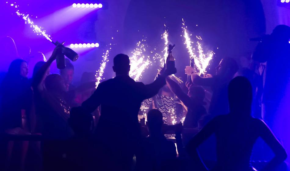 Lastnica iz gorečega lokala bežala z denarjem, namesto da bi pomagala?