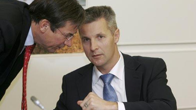 Zunanji minister Artis Pabriks je zaradi "razhajanja mnenj" podal odstop.