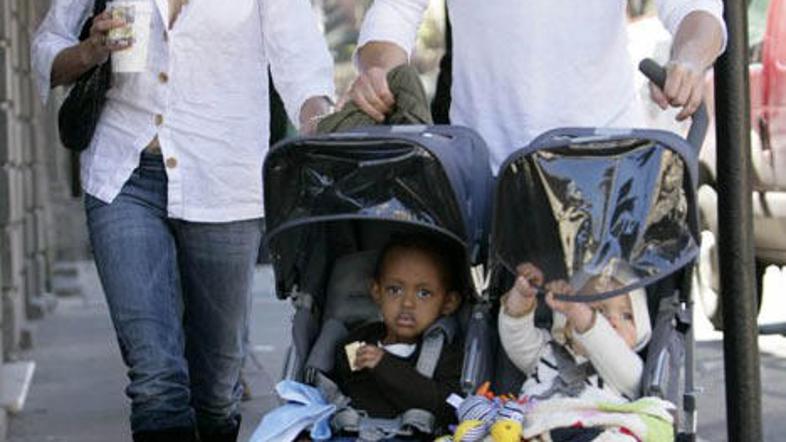 Kljub šestim otrokom se Angelina ni naučila kuhati.