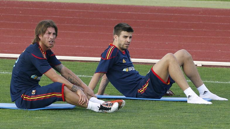 Sergio Ramos (levo) in Gerard Piqué na treningu v reprezentančni bazi. Oba sta b
