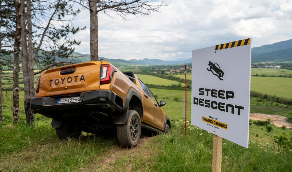 "Neuničjivi" hilux smo preizkusili v Gardalandu za poltovornjake