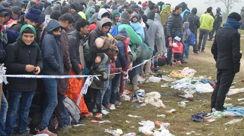 Begunci čakajo sredi polja v Rigoncah 