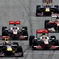 Ko Vettel kot prvi zapelje v prvi zavoj, lahko povsem nadzoruje potek dirke. (Fo