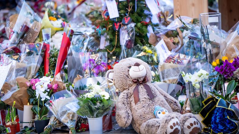 sveče in rože pred barom v Crans Montani, kjer je izbruhnil požar