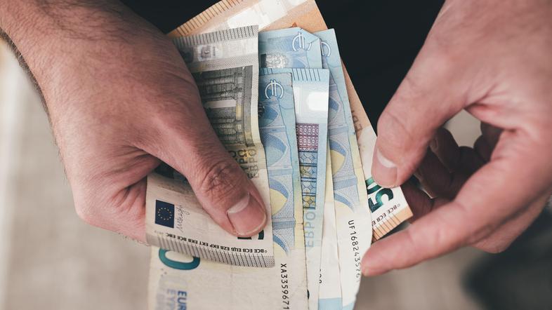 Štetje denarja, evri