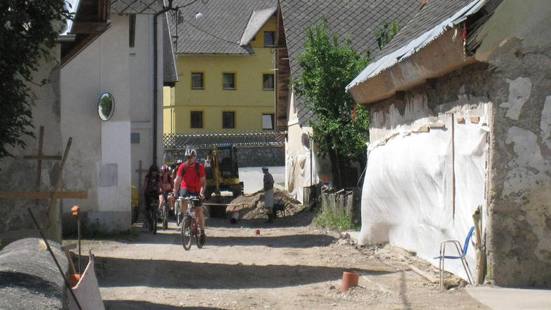 Na Partizanski cesti gradijo kanalizacijo, položili bodo novo vodovodno in elekt