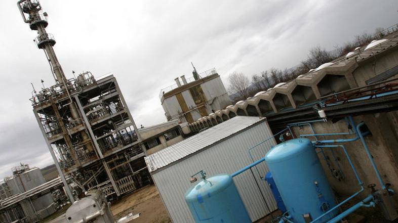 V Kemiplasu se branijo, da je peno na sosedovo njivo morda nekdo podtaknil in da