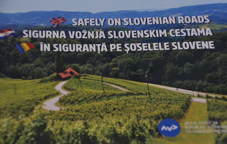 Zloženka AVP za tujce | Avtor: Gregor Prebil