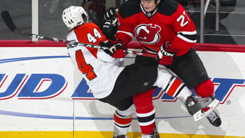 Kimmo Timonen (Philadelphia) v dvoboju z Arronom Ashamom (New Jersey).
