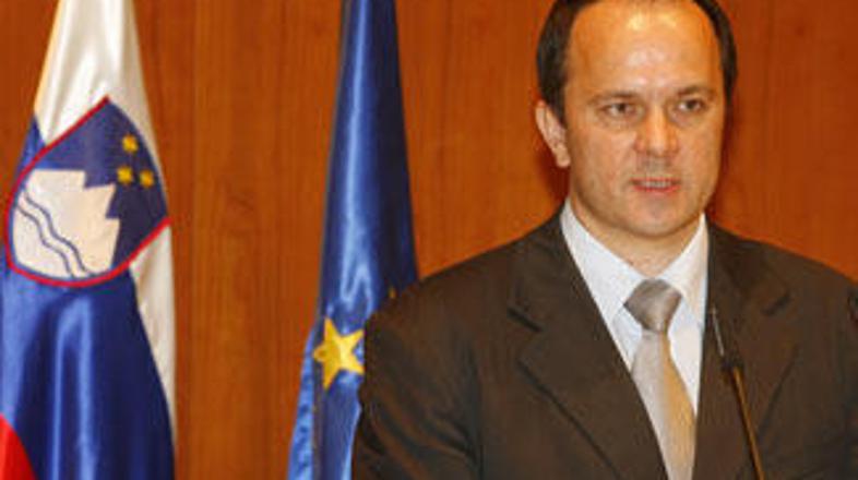 Po Grimsovih besedah je opozicija v tujino pošiljala neresnice glede izbrisanih,