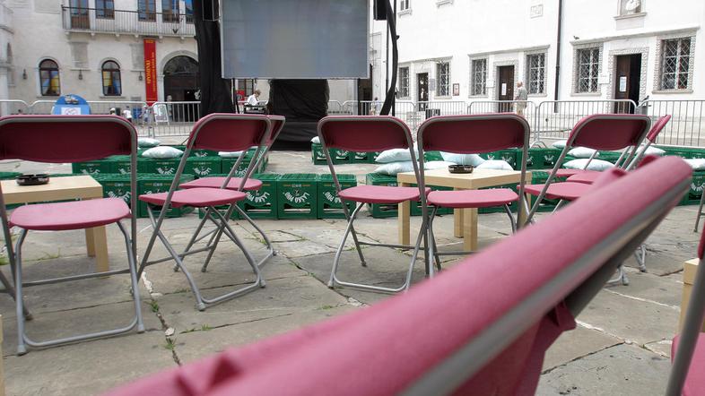 Zaslon, ki te dni privablja nogometne navdušence, bo ob četrtkih in sobotah nado