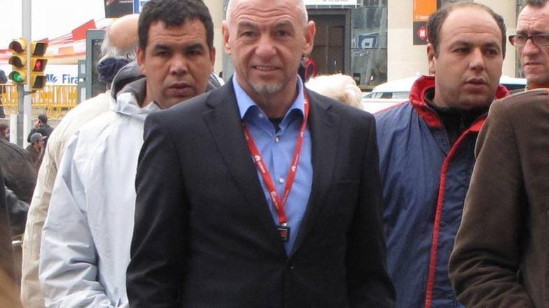 V torek se je Mirko Tuš takole sproščeno sprehajal v Barceloni, včeraj pa ga je,