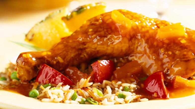 Zraven hrustljavega piščanca se odlično prileže riž.