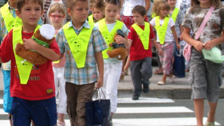 Po novem bi šestletniki, ki bodo jeseni stopili v prvi razred, v tretjem že dobi