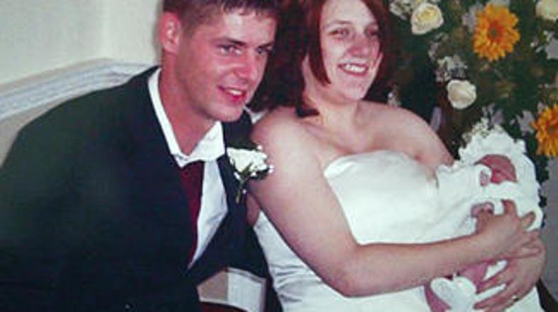 Na poroko je pripeljala tudi svojo novorojenko.