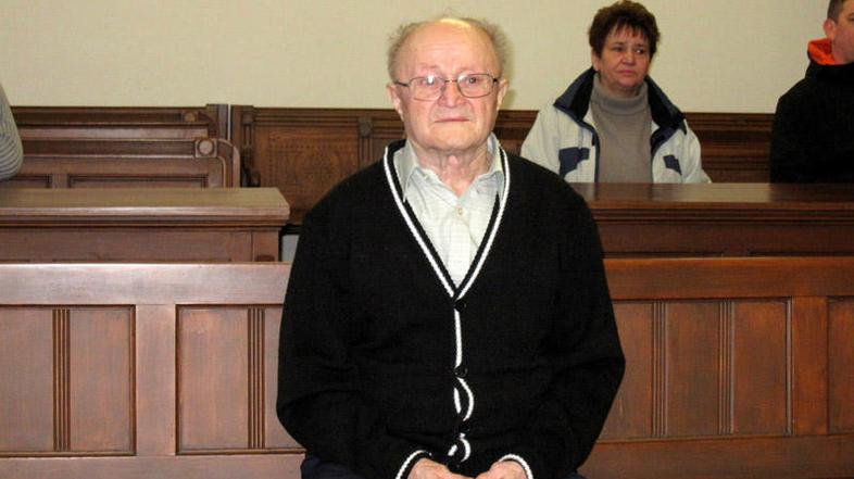 Forenzične preiskave so na oškodovanki (zadaj) dokazale biološke sledi Milana Br