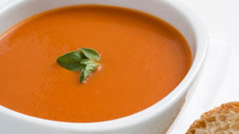 Paradižnikovi juhi dodajte kislo smetano.