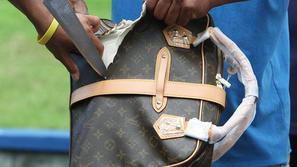 Pri modnih dodatkih v Sloveniji prevladujejo ponaredki znamke Louis Vuitton, Adi
