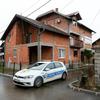 policijski avtomobil pred hišo v Brčkem, v kateri so našli 31 otrok