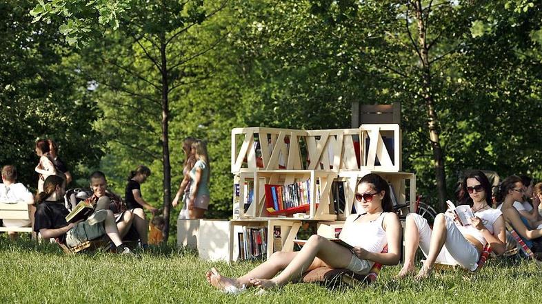 Poleti so merila za zamudo pri vračilu izposojenega knjižničnega gradiva manj st
