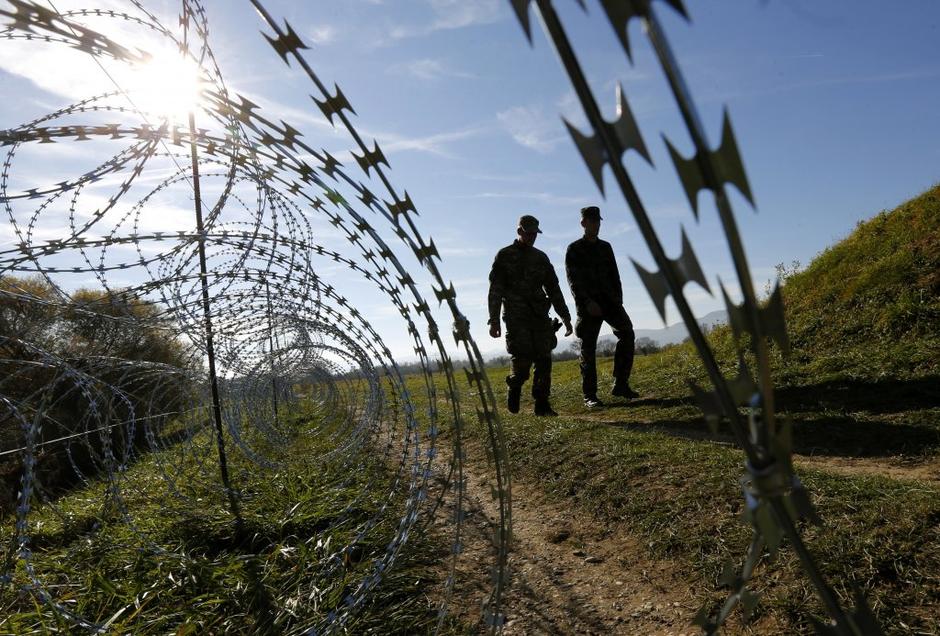 Postavljanje ograje na meji s Hrvaško | Avtor: EPA