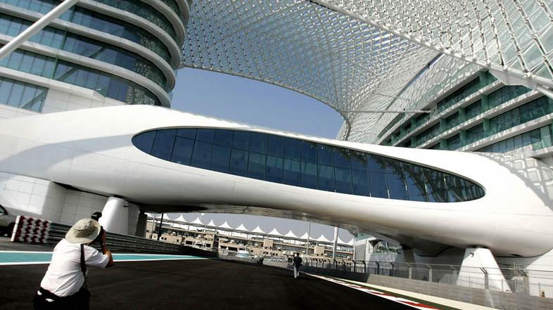 Hotel in dirkališče Yas. Stezo lahko bolje spoznate v galeriji in dodanem videu.