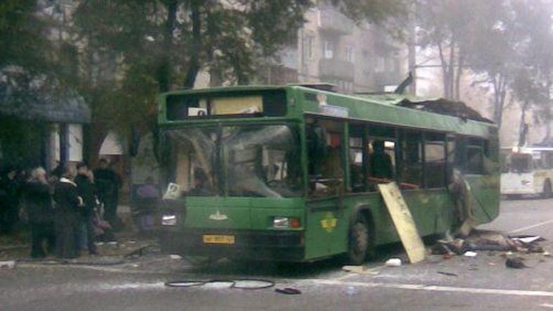 Eksplozija je odjeknila, ko je bil avtobus na križišču v središču mesta Togliatt