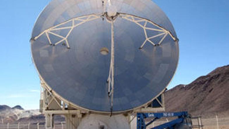 Teleskop Apex predstavlja prvo od 54 paraboličnih anten teleskopa Alma.