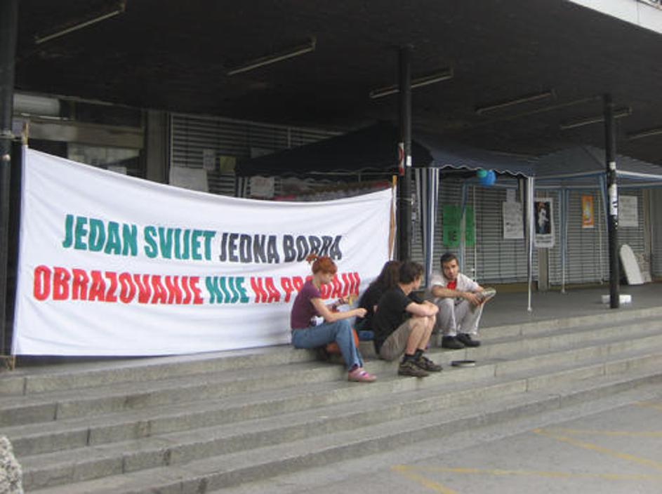 Vhod v Filozofsko fakulteto v Zagrebu.