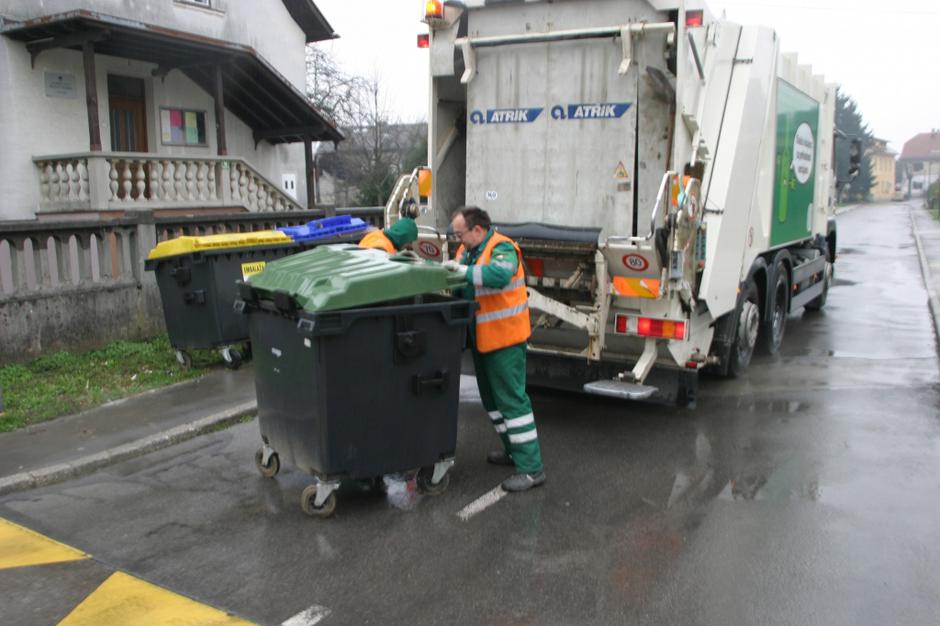 ljubljana: 31.03.2007, smetar, smetarski tovornjak, kontejner, smetnjak, snaga,  | Avtor: Botjan Tacol